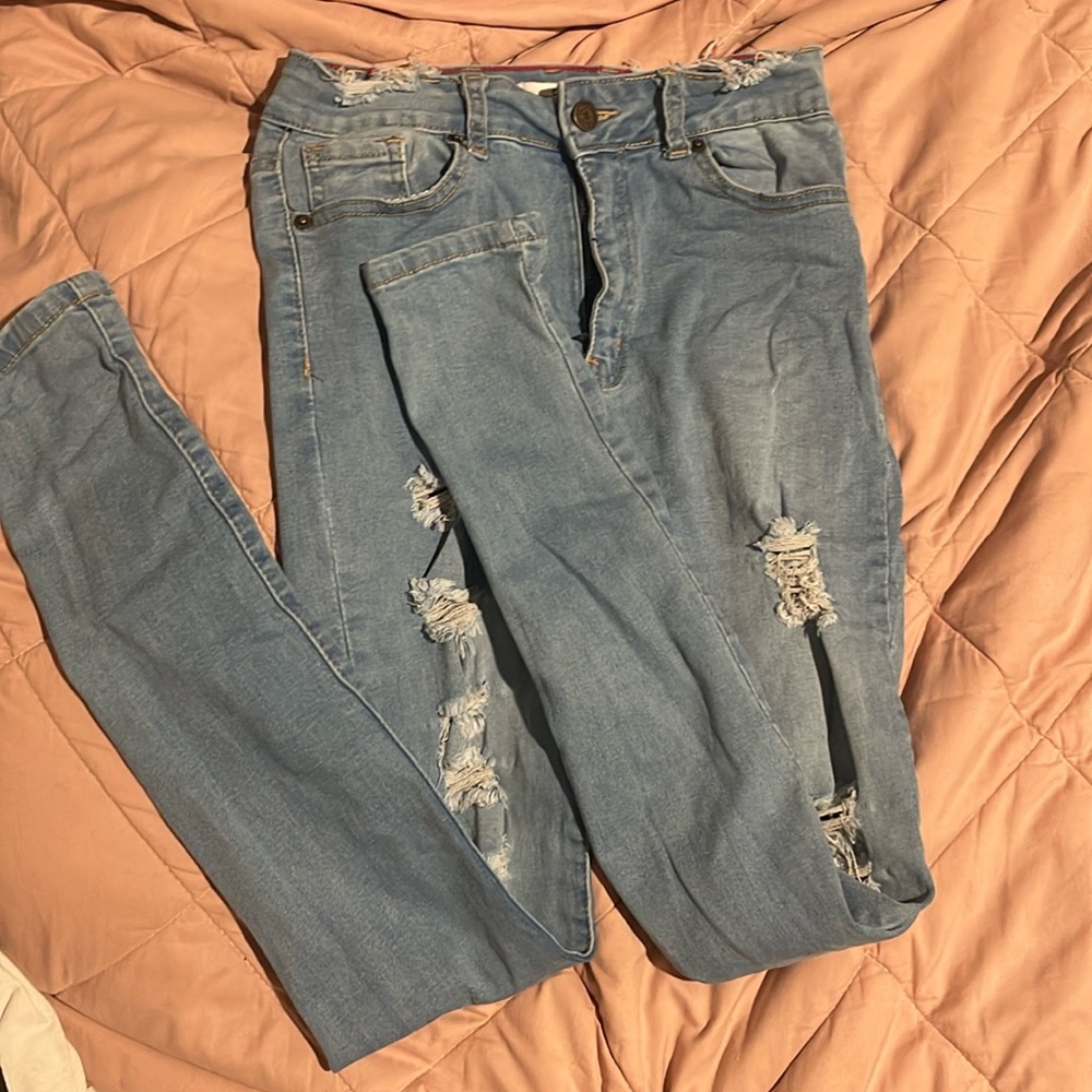 these jeans are super cute and are very stretchy!